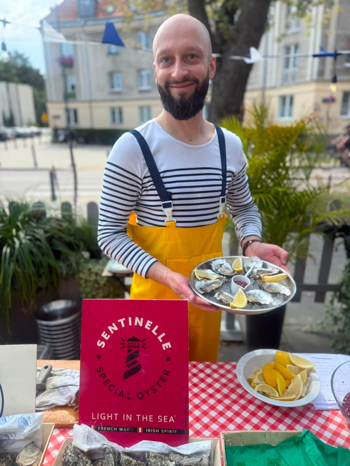 Oyster Jan z tacą świeżo otwartych ostryg podczas wydarzenia