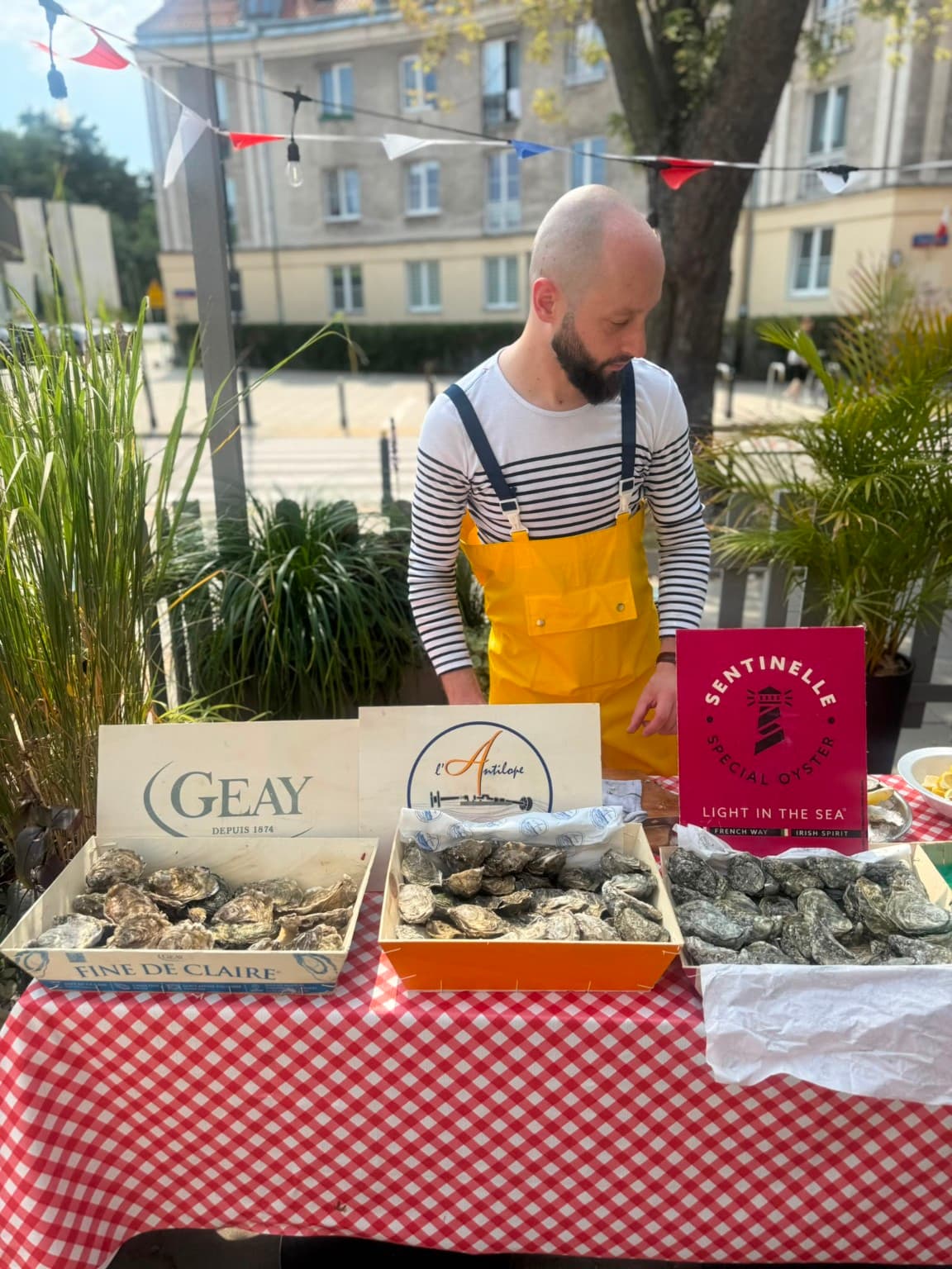 Oyster Jan przy stanowisku z ostrygami podczas realizacji
