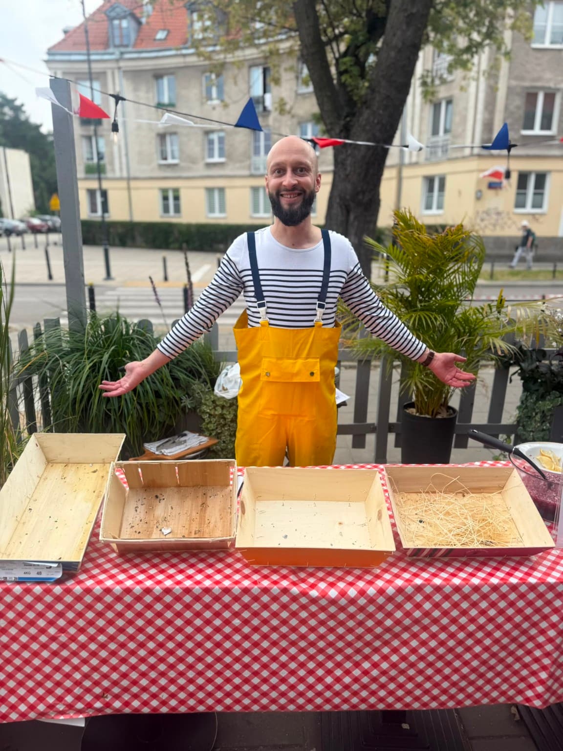 Oyster Jan za pustymi skrzynkami po zakończonym serwisie ostryg